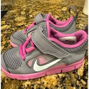 Nike Toddler girls tennis shoes. Size 7.